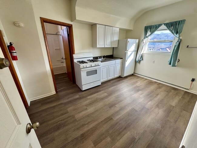 Building Photo - 212 N Highland Ave