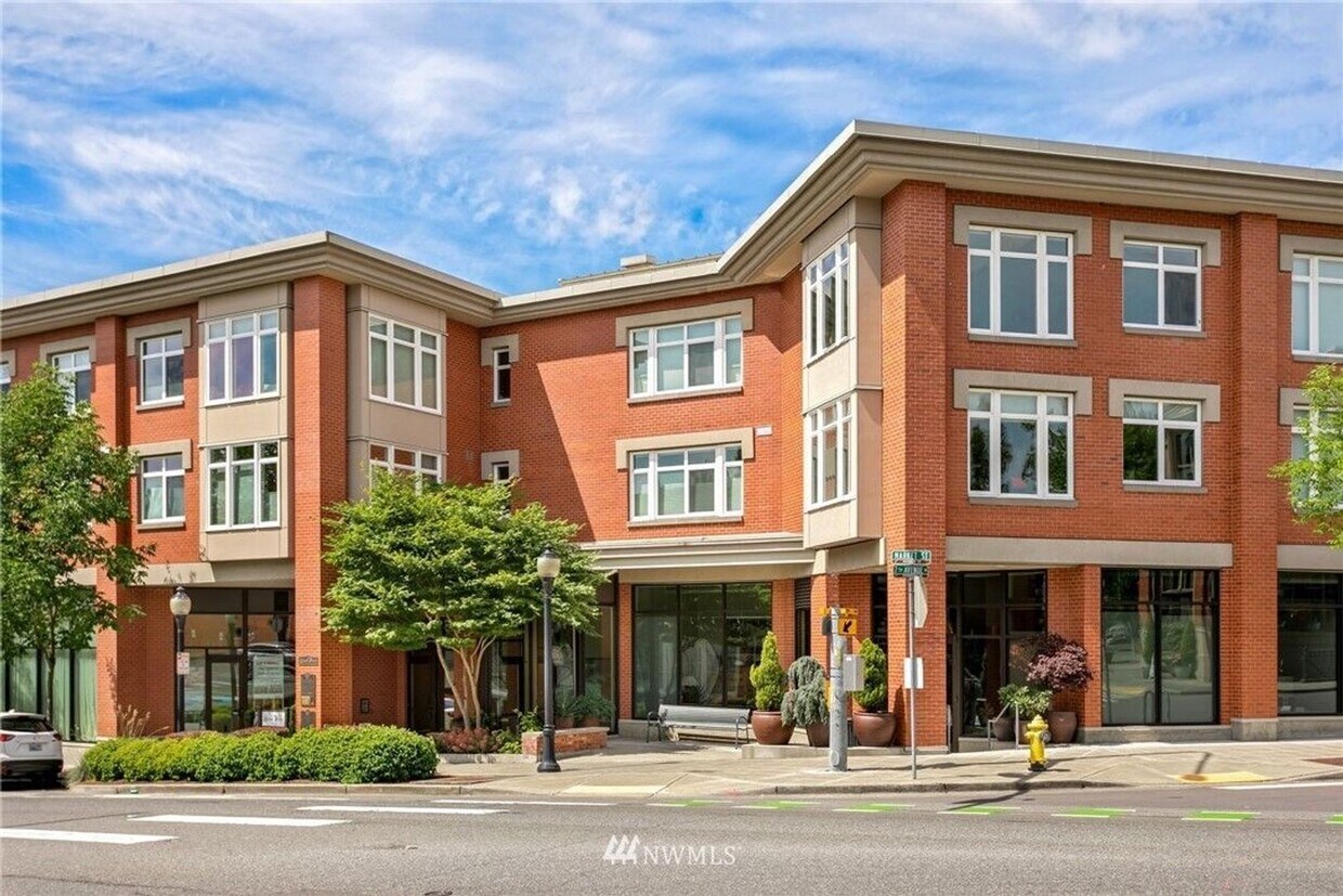 Foto principal - Stunning 2 Bedroom 2 Bath condo, with 2 Pa...