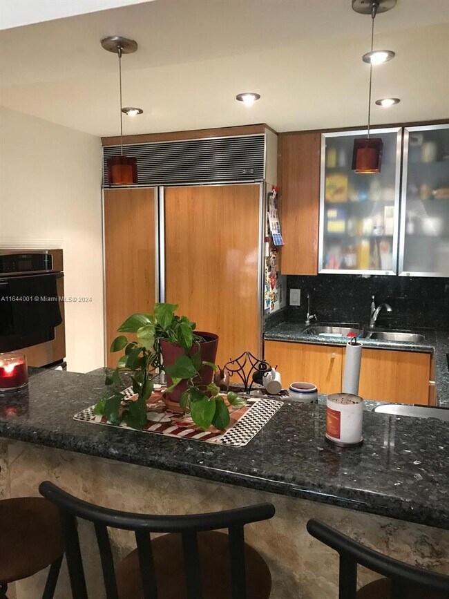 Foto del edificio - 8290 Lake Dr