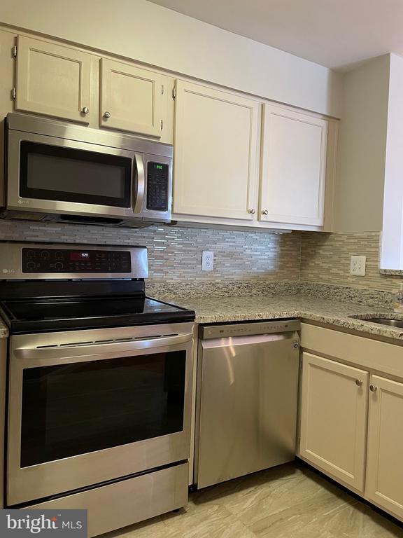 Building Photo - 1100 Quaker Hill Dr