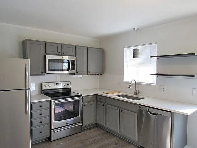 Electrodomésticos de acero inoxidable para la cocina - 917 Pioneer Ln