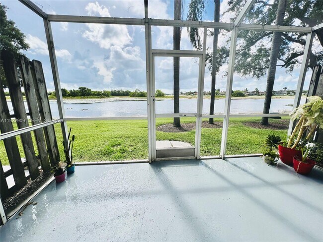 Foto del edificio - 1816 Salerno Cir