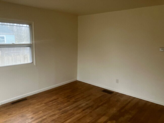 Foto del edificio - Charming 3BR Home with Beautiful Wood Floors