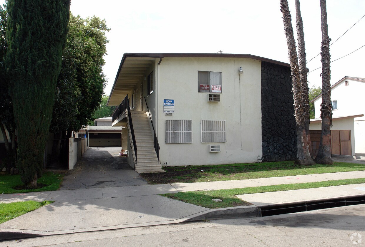 Primary Photo - 14748 Strathern St