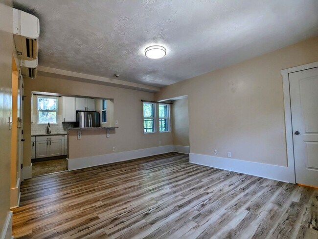 Building Photo - Beautiful studio Apartment in the heart of...