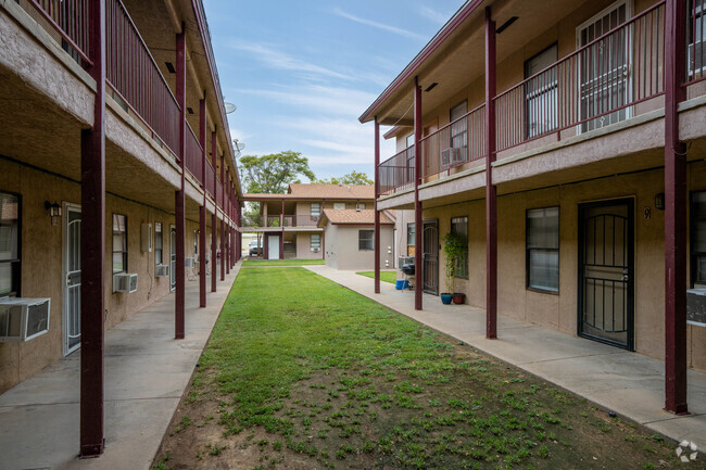 Zapatos planos de yuca - Yucca Flats Apartments