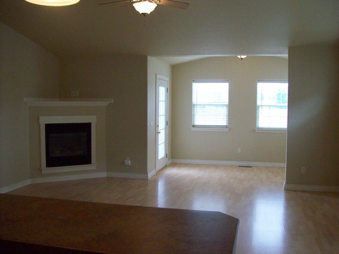 Foto del edificio - Like New Duplex