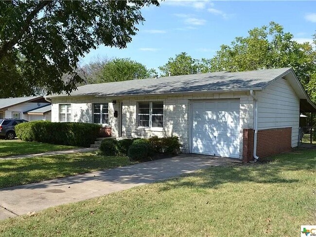 Foto del edificio - 3 Bed, 1 Bath with Hardwood Floors and Large Fenced Backyard