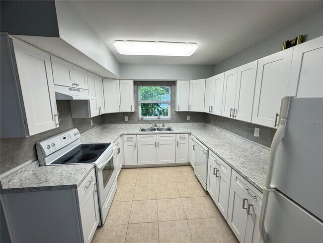 Foto del edificio - 427 Country Club Dr