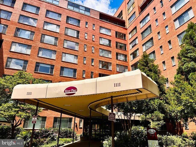 Foto del edificio - 1111 Arlington Blvd