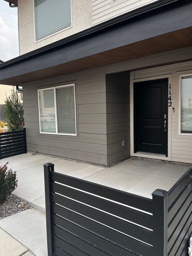 Foto del edificio - Beautiful Row End Townhouse