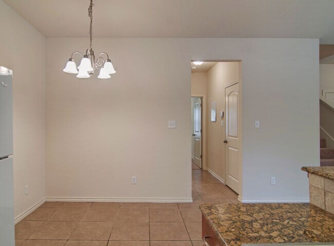Foto del edificio - Sublease Available!! Fantastic 3 Bed, 3 Bath Duplex in Aggies Acres!