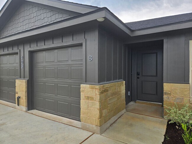 Foto del edificio - 908 Cherry Laurel Ln