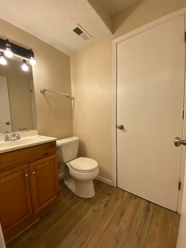 Building Photo - 2 Bedroom Townhouse in Arnold