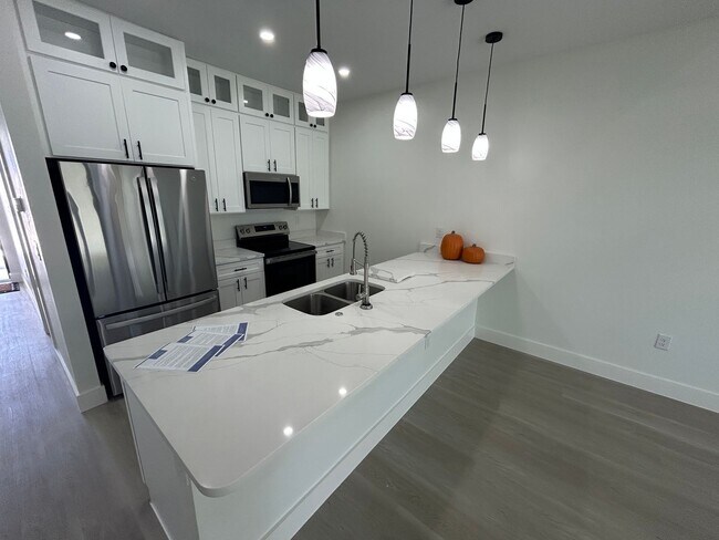 Building Photo - Luxury duplex unit for rent