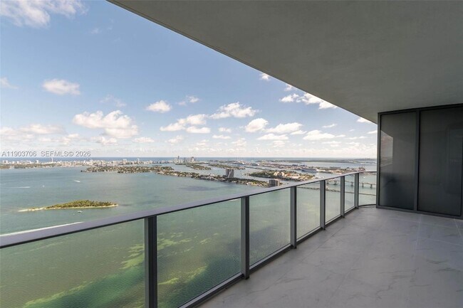 Foto del edificio - 700 NE 24th St