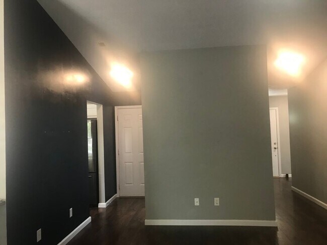 Building Photo - EXCELLENT LOCATION - 3 Bedroom/1.5 Ba Beau...