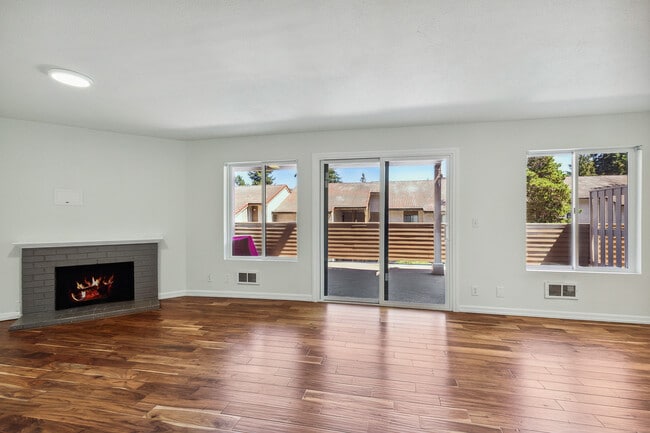 Building Photo - 10410 NE 32nd Pl