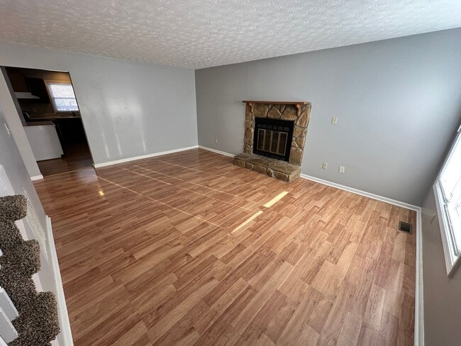 Building Photo - Nice 3 BR, 2 Bath Home! HW & Carpet Floors, Attached Garage, Fenced Backyard, Pets Ok!