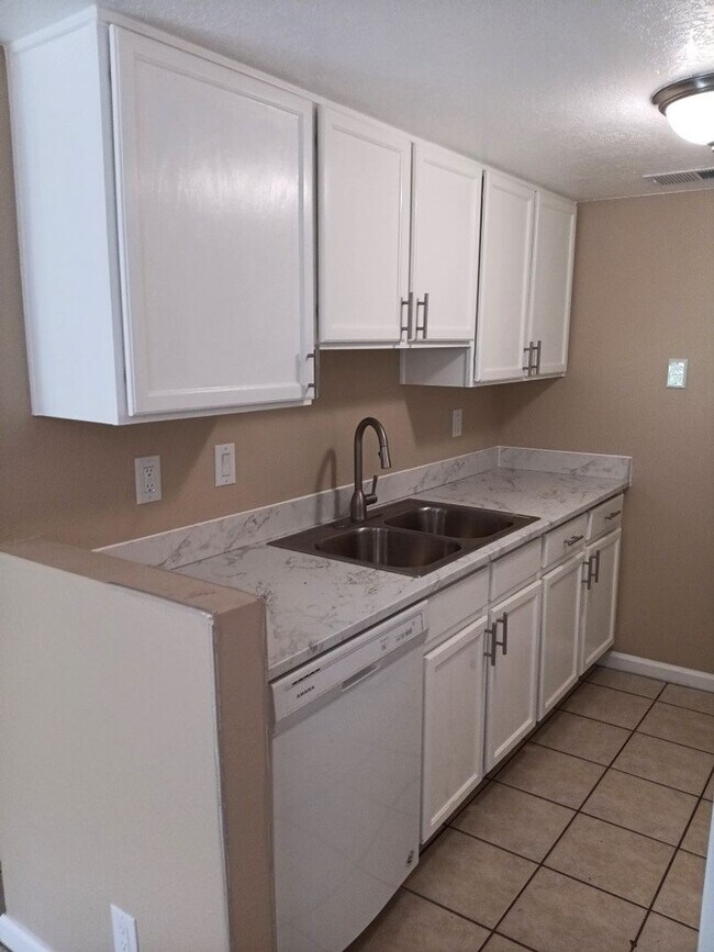 Foto del edificio - Available Now! 3 Bedroom 2 Bathroom Located in SW ABQ!! Showings Available! Price drop!