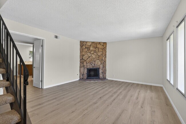 Building Photo - Spacious Condo in Santa Clara - Easy Commute!