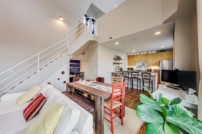 Building Photo - 2251 W St Paul Ave