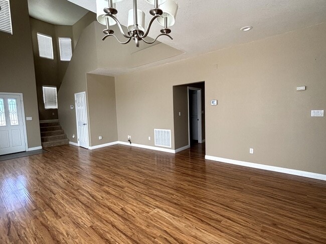 Foto del edificio - Huge 4 Bedroom Available Now!!!
