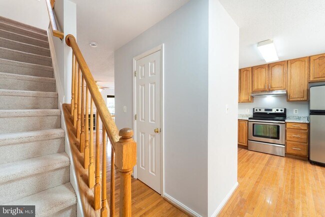 Building Photo - 413 Lakeview Ct