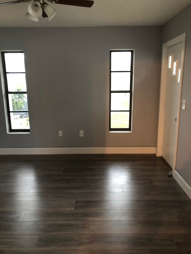 Foto del edificio - 4633 Brooksdale Dr