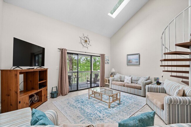 Foto del edificio - Long Term Furnished Top Floor Condo - 2 bed/2bath with Community Pool