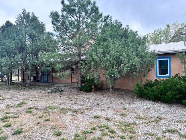 Foto del edificio - 906 Kit Carson Rd