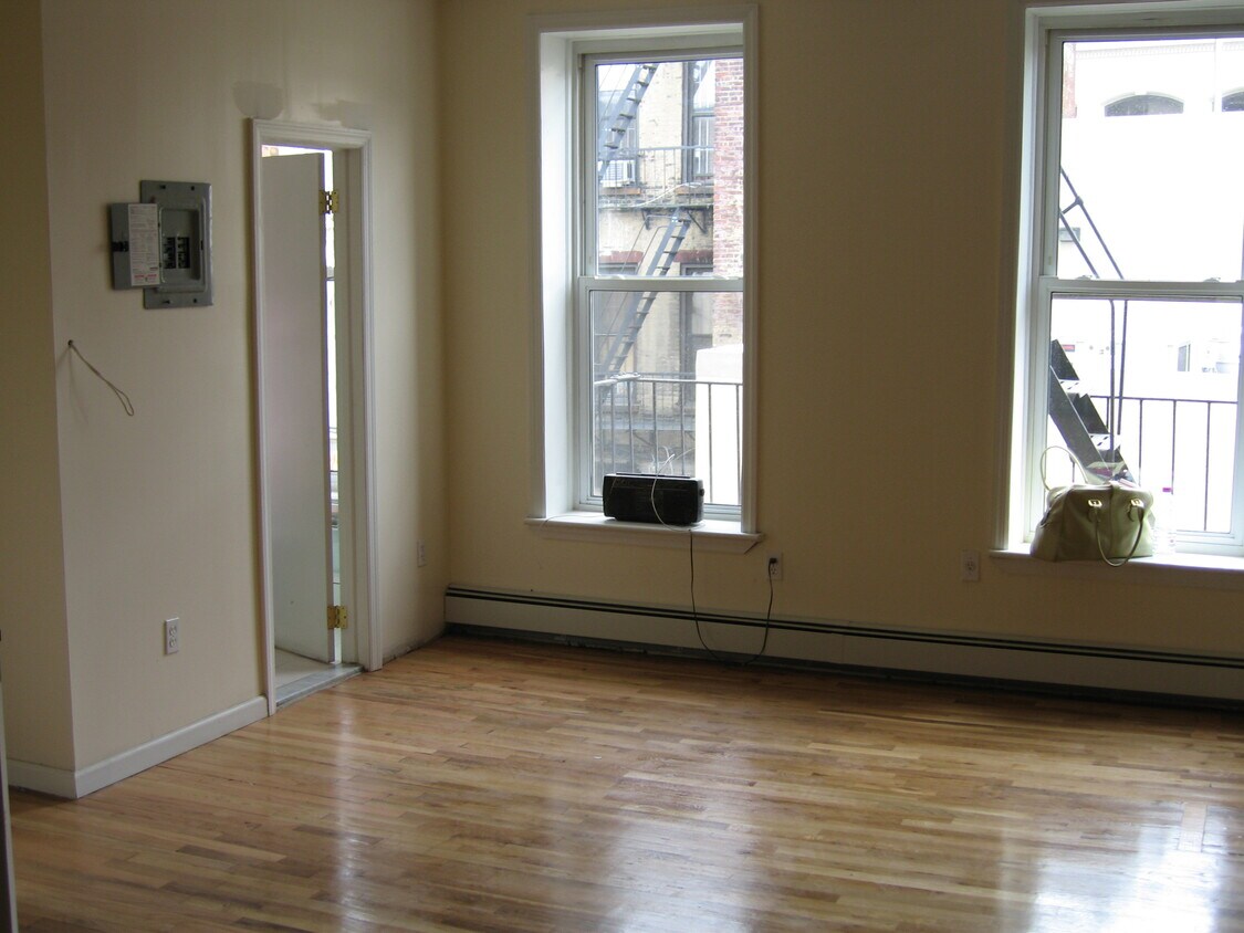 Building Photo - 84 S Welles St
