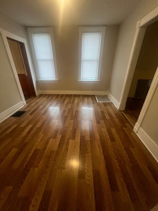 Building Photo - Updated Spacious 4 Bedroom