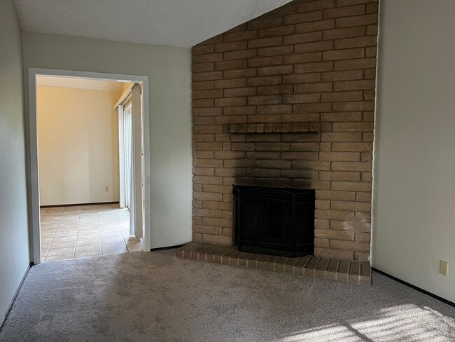 Building Photo - Newly Renovated 2 Bedroom, 2 Bathroom 1050...