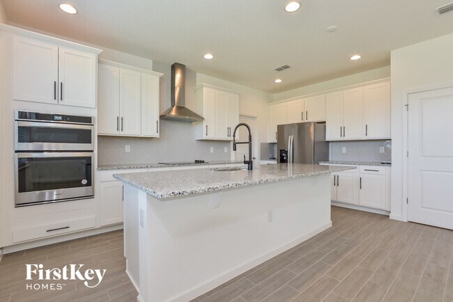 Building Photo - 611 Avila Pl