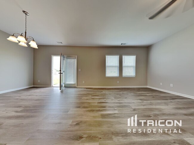 Foto del edificio - 353 Trail Winds Dr