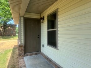 Building Photo - 909 N El Paso Ave