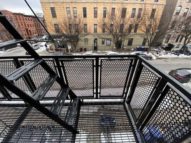 Building Photo - 1052 Dean St