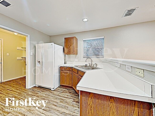 Foto del edificio - 6933 Meadow Way Ln
