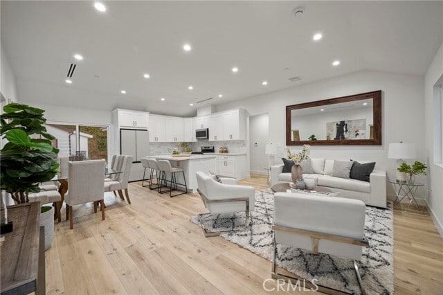 Foto del edificio - 5865 Tobias Ave