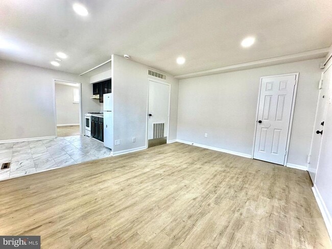 Building Photo - 4411 Sheffield Ave