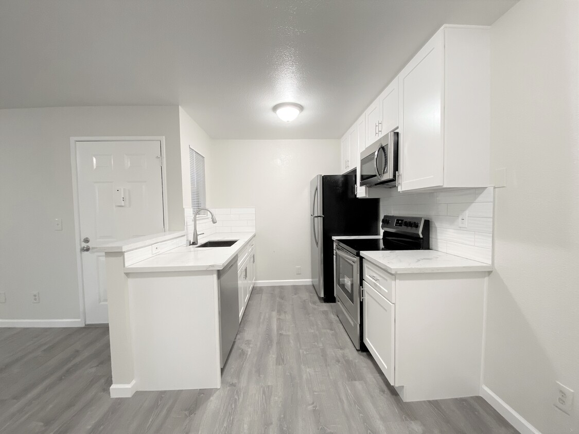 Foto principal - 16424 Foothill Blvd