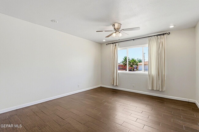 Building Photo - 8700 Cielo Vista Dr