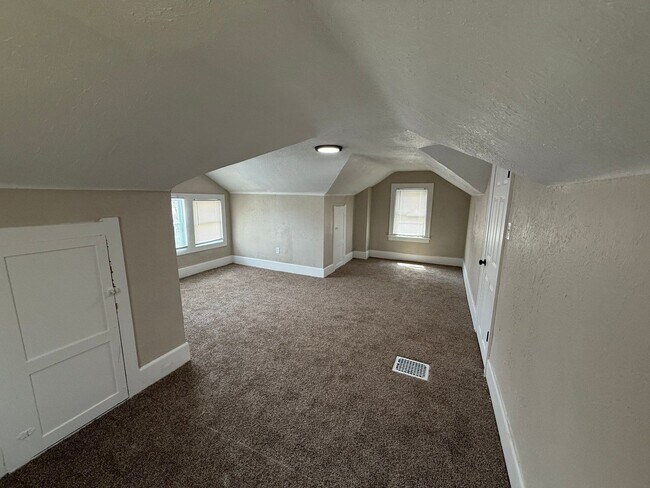 Foto del edificio - Renovated 3-Bedroom Home – We Welcome Sect...