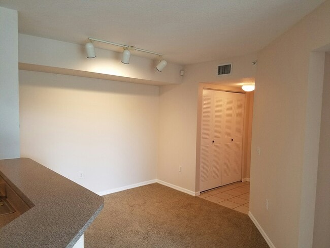 Building Photo - 1105 Villa Cir