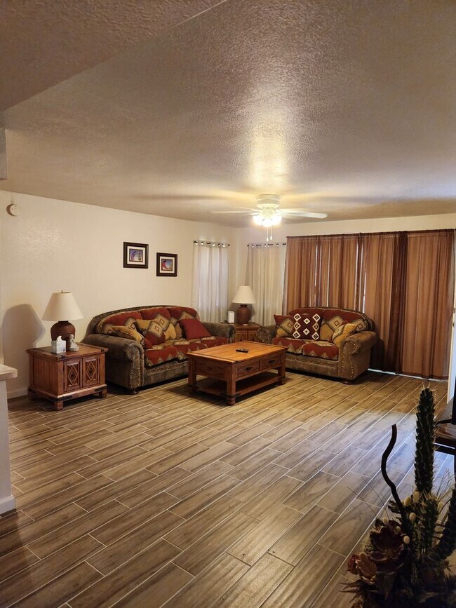 Building Photo - 2bd 2 ba ground level unit
