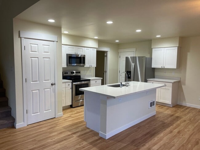 Foto del edificio - 2 story 3 bedrooms and  2 1/2 bath!