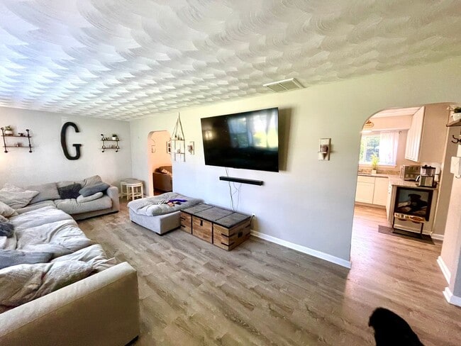 Foto del edificio - 4-Bedroom Home with Bonus Flex Room