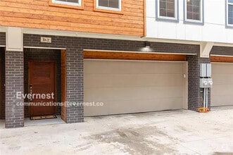 Building Photo - 2318 Stutz Dr