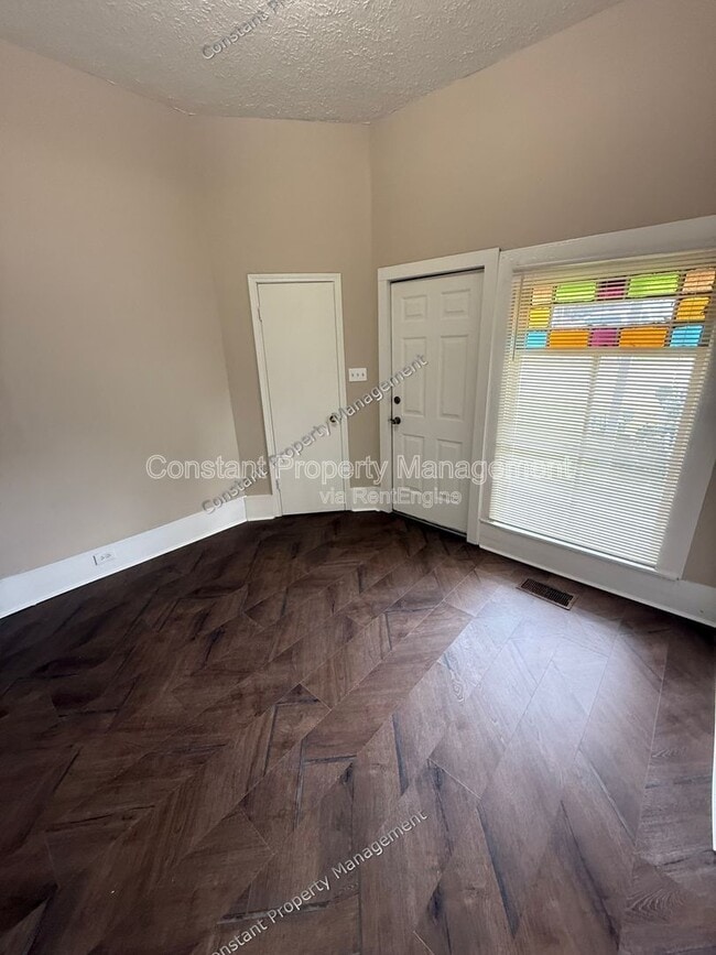 Foto del edificio - 825 E Broadway St